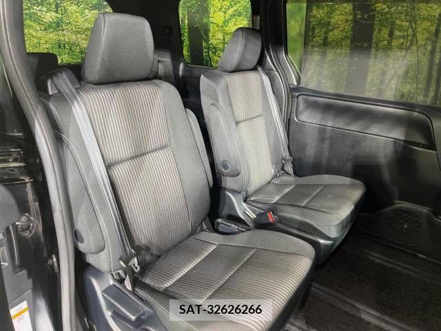 Toyota VOXY 2019-04 205522-9