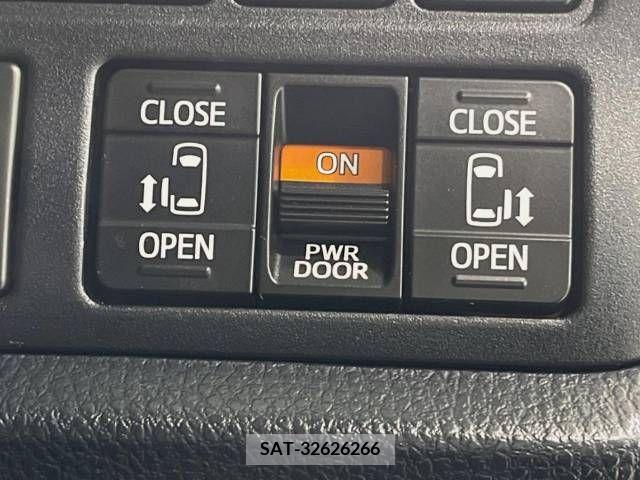 Toyota VOXY 2019-04 205522-5