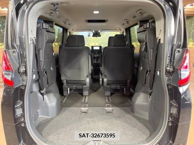 Toyota NOAH 2023-04 216688-10