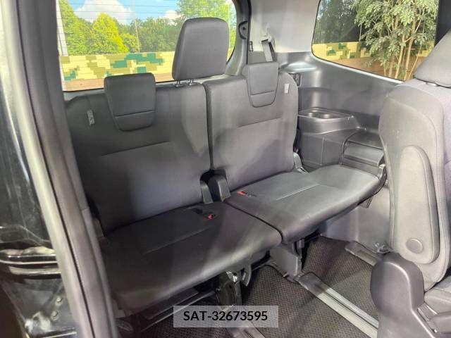 Toyota NOAH 2023-04 216688-9