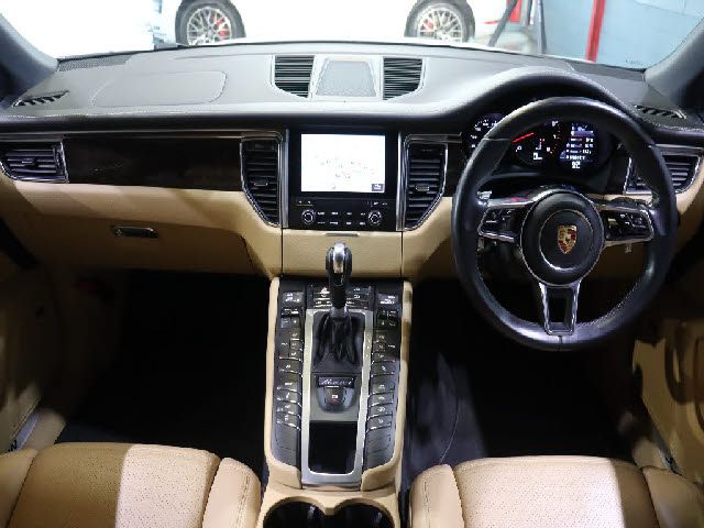 Porsche MACAN 2016-06 193364-1