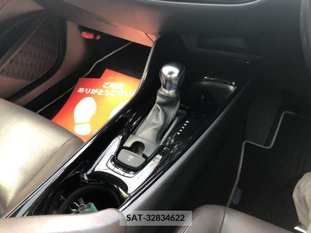 Toyota C-HR 2018-06 323042-10