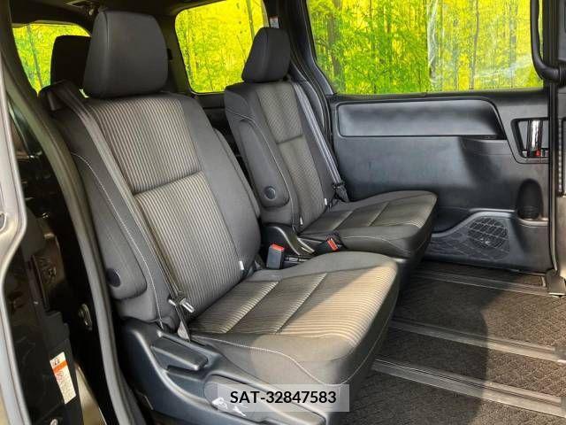 Toyota VOXY 2018-12 336595-9