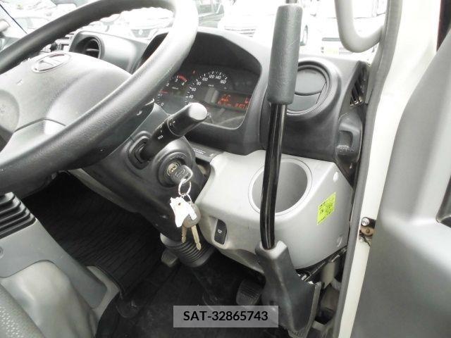 Hino DUTRO 2017-01 296728-14