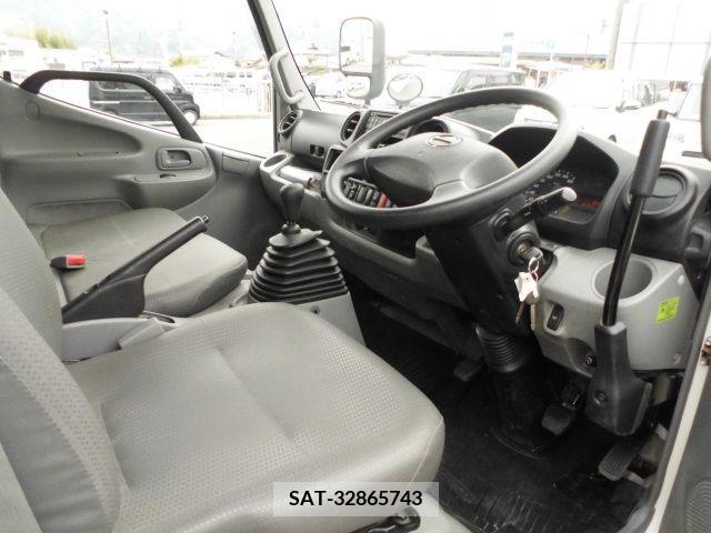 Hino DUTRO 2017-01 296728-1