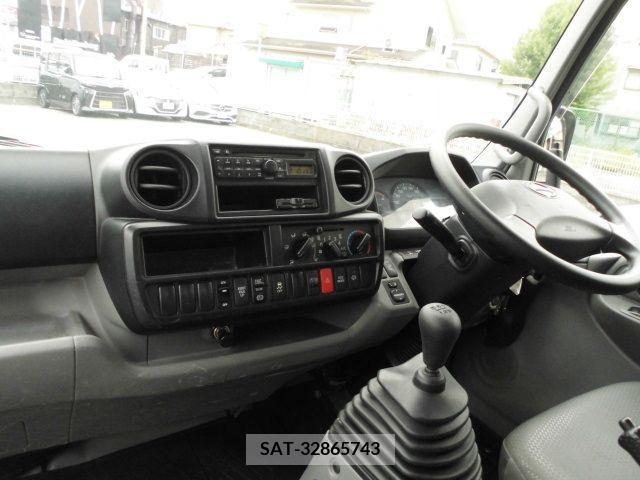 Hino DUTRO 2017-01 296728-10