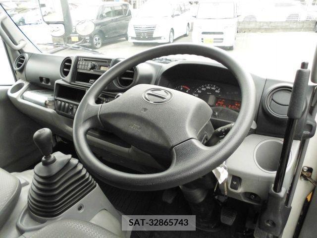 Hino DUTRO 2017-01 296728-11