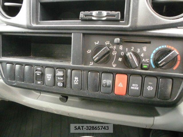 Hino DUTRO 2017-01 296728-12