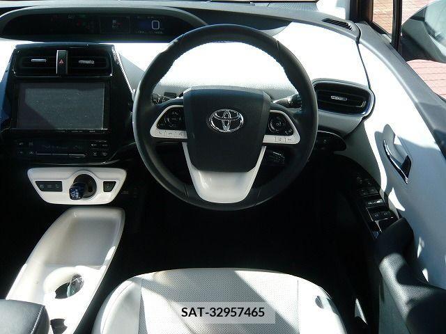 Toyota PRIUS 2016-08 218855-1