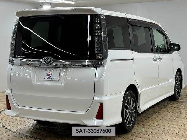 Toyota VOXY 2016-01 370338-15