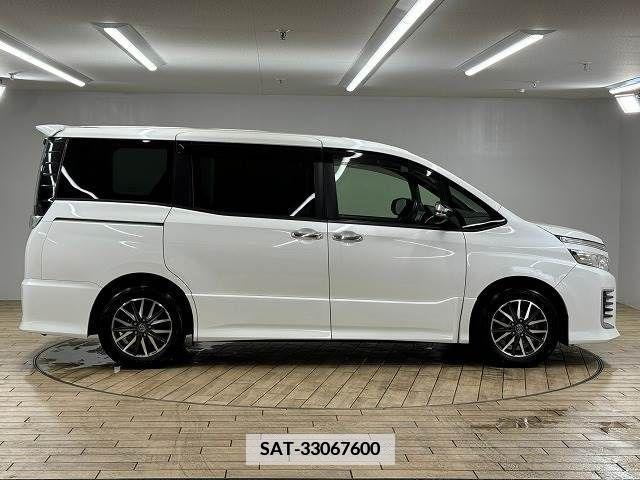 Toyota VOXY 2016-01 370338-13