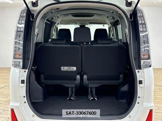 Toyota VOXY 2016-01 370338-12