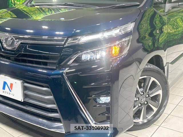 Toyota VOXY 2018-01 370288-13