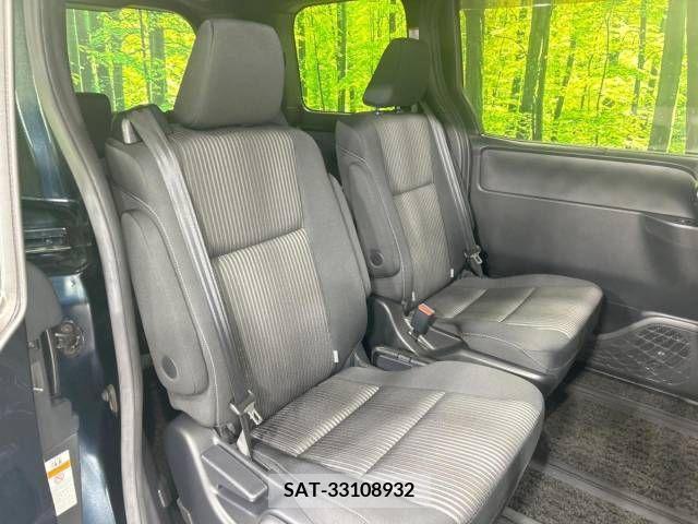 Toyota VOXY 2018-01 370288-9
