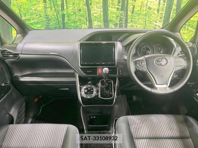 Toyota VOXY 2018-01 370288-1