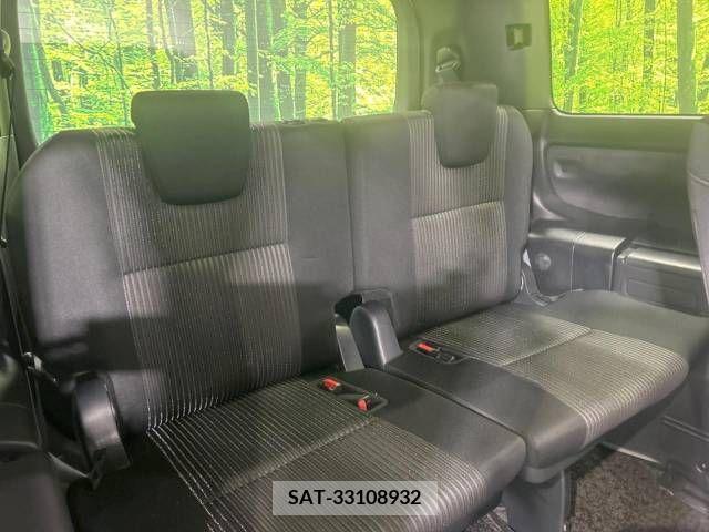 Toyota VOXY 2018-01 370288-10