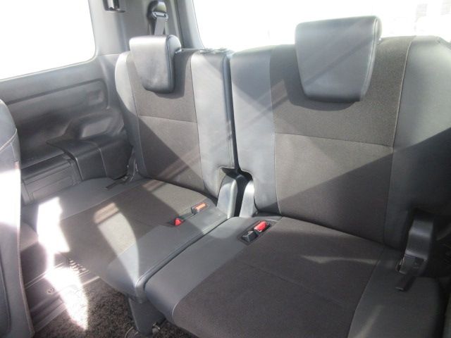 Toyota NOAH HYBRID 2017-03 18810-6