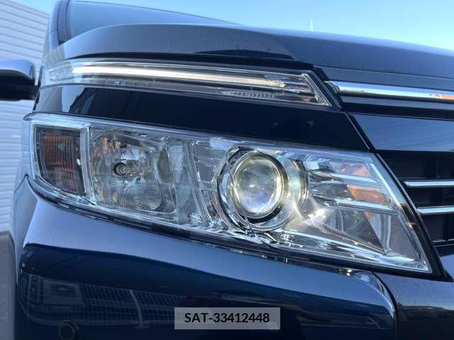 Toyota VOXY 2015-09 370484-13