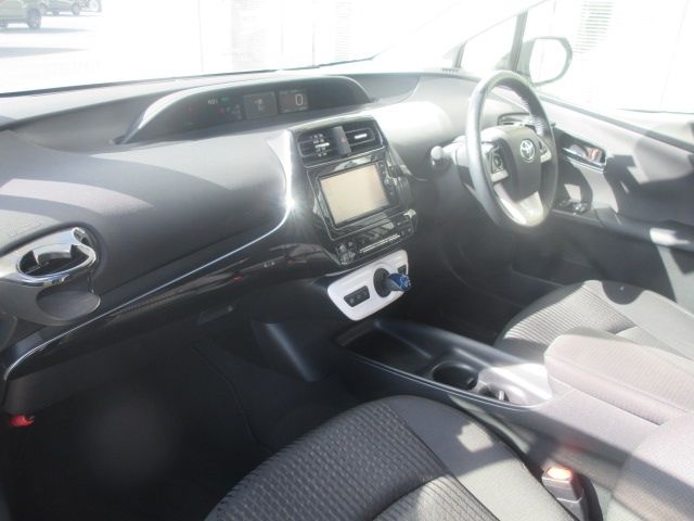 Toyota PRIUS 2017-05 21768-4
