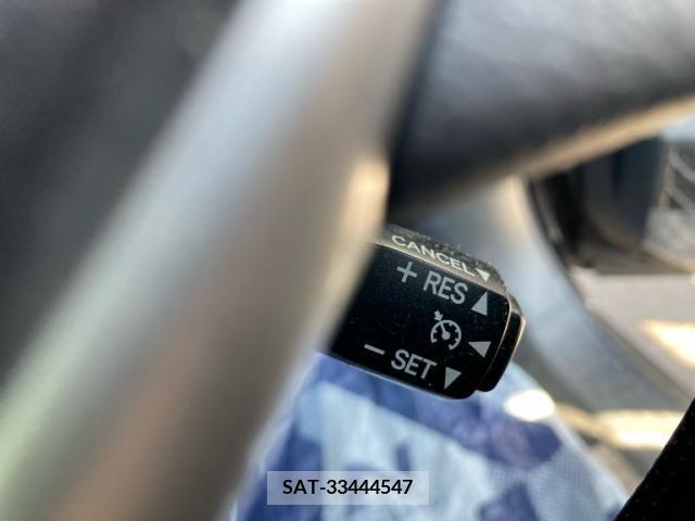 Toyota NOAH 2018-01 392842-13