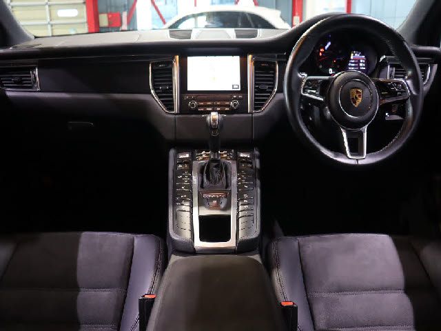 Porsche MACAN 2017-03 24334-1