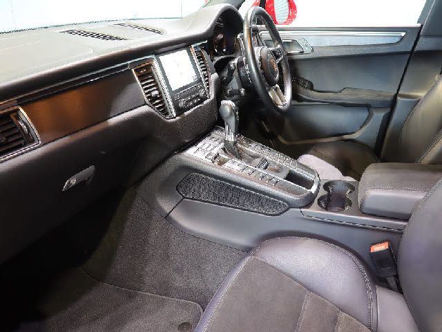 Porsche MACAN 2017-03 24334-7