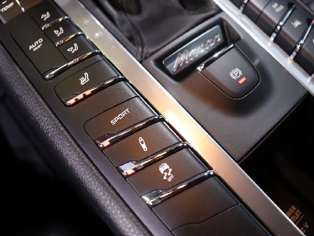 Porsche MACAN 2017-03 24334-15