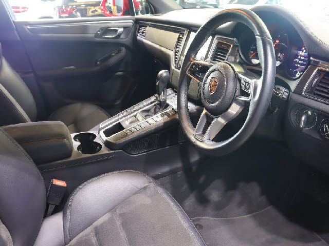 Porsche MACAN 2017-03 24334-6