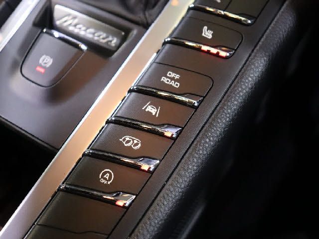 Porsche MACAN 2017-03 24334-14