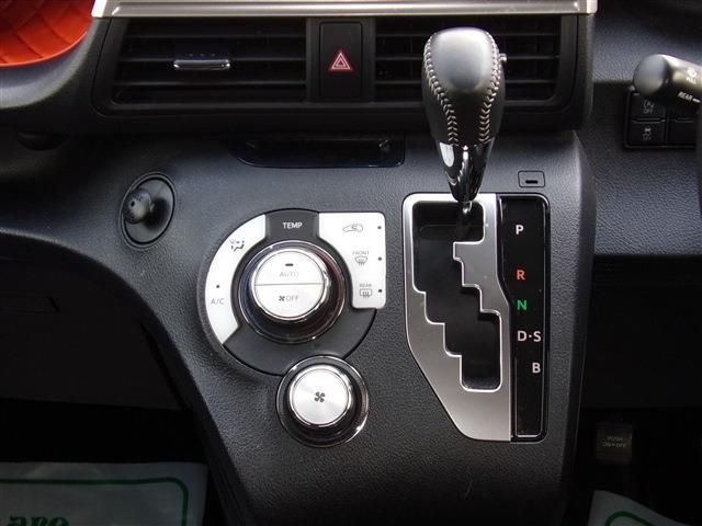 Toyota SIENTA 2021-10 193081-15