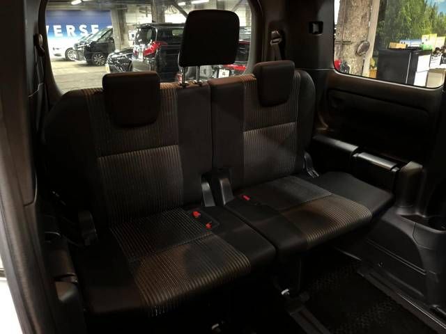 Toyota NOAH HYBRID 2017-11 189641-10