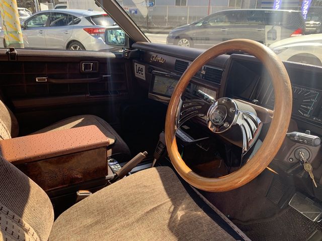Nissan GLORIA WAGON 1990-05 709-7