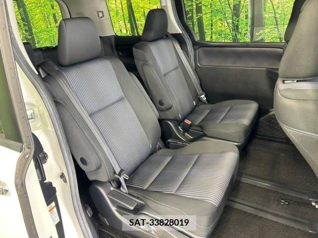 Toyota VOXY 2015-05 379215-9