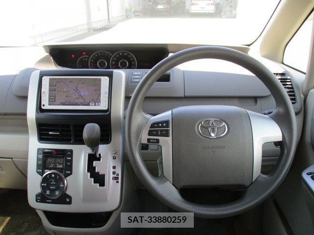 Toyota NOAH 2013-09 365106-1
