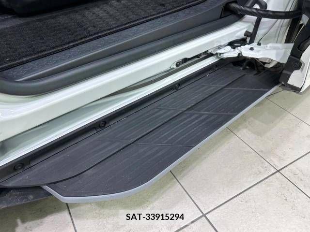 Toyota VOXY HYBRID 2023-10 351098-6