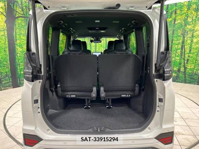 Toyota VOXY HYBRID 2023-10 351098-11