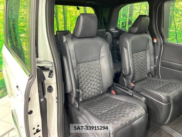 Toyota VOXY HYBRID 2023-10 351098-9