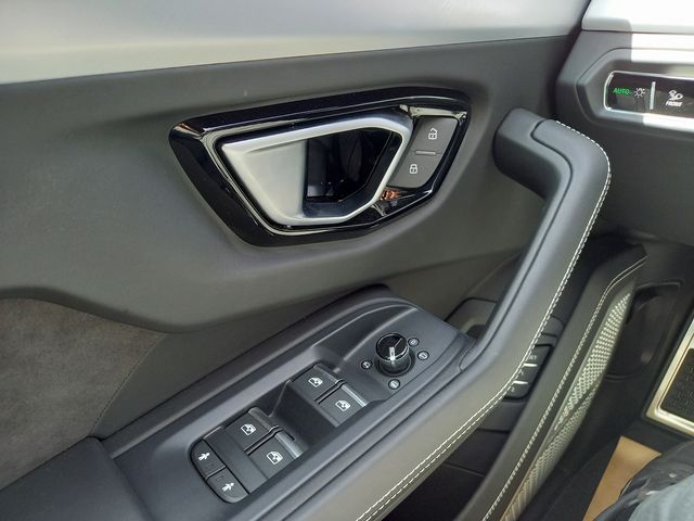 Lamborghini URUS 2019-02 3807-22