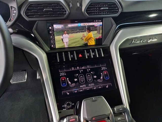 Lamborghini URUS 2019-02 3807-13