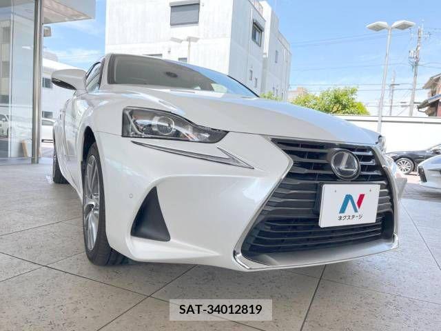 Lexus IS 2017-11 300088-16