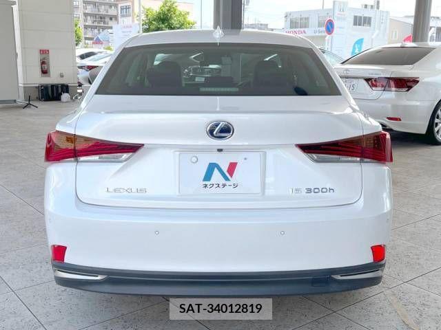 Lexus IS 2017-11 300088-15