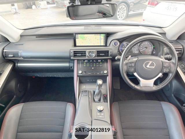 Lexus IS 2017-11 300088-1