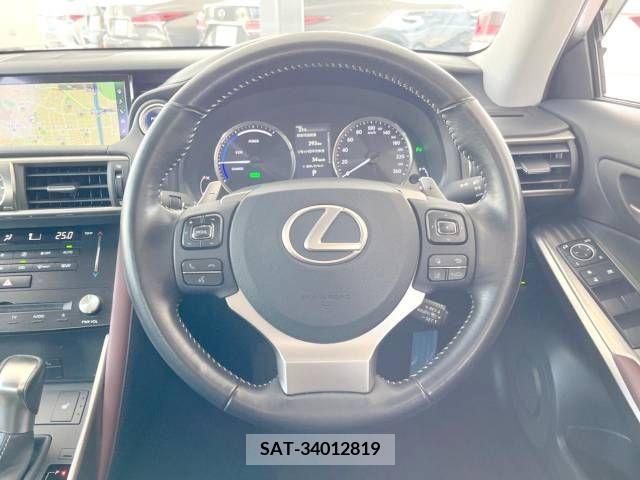 Lexus IS 2017-11 300088-13