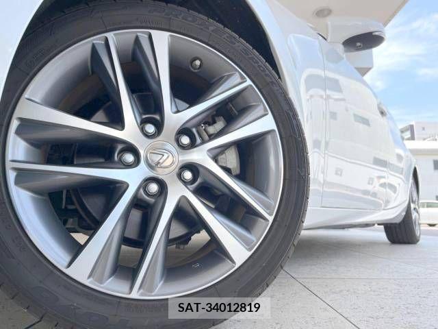 Lexus IS 2017-11 300088-12