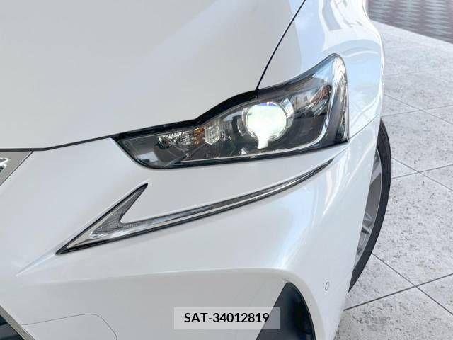 Lexus IS 2017-11 300088-11