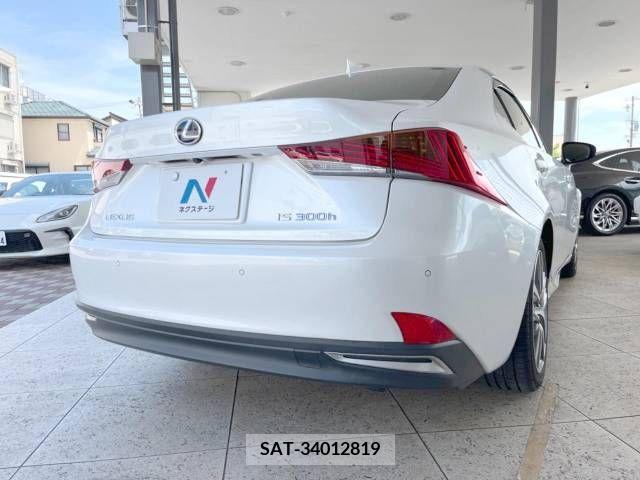 Lexus IS 2017-11 300088-17