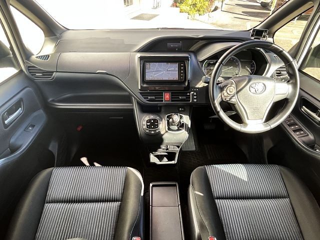 Toyota NOAH HYBRID 2016-06 16390-1
