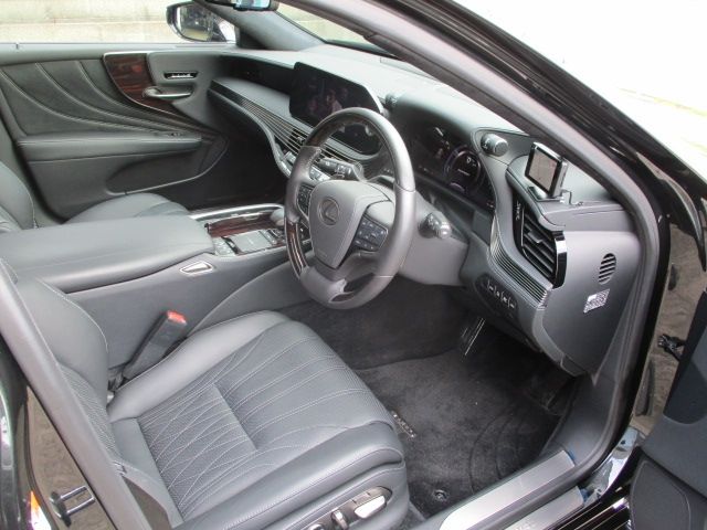 Lexus LS 2021-10 7735-1