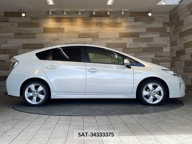 Toyota PRIUS 2015-04 235940-17