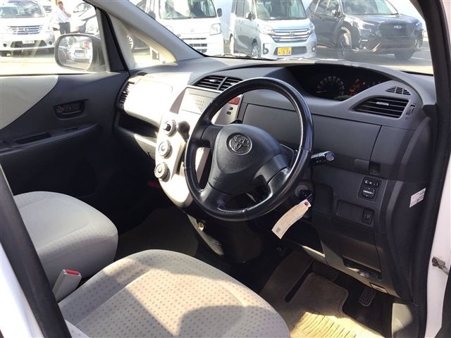 Toyota RACTIS 2010-08 11029-8